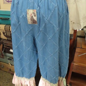 VINTAGE KITTY BLOOMERS.. funky patchwork, lichtgewicht denim.. , bloemen en gestreepte manchetten.. ooak shabby chic, 2xl plus size afbeelding 7