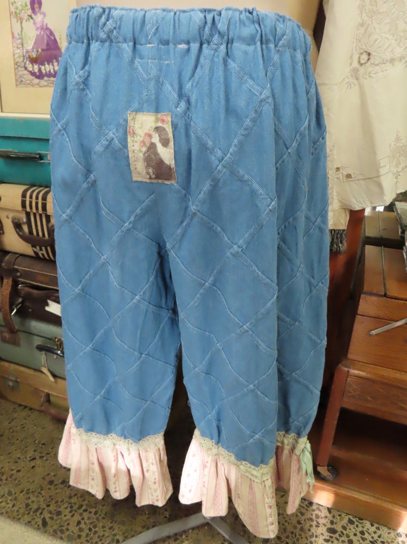 VINTAGE KITTY BLOOMERS.. funky patchwork, lichtgewicht denim.. , bloemen en gestreepte manchetten.. ooak shabby chic, 2xl plus size afbeelding 7