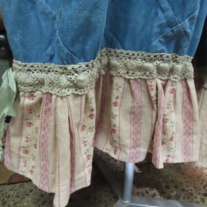 VINTAGE KITTY BLOOMERS.. funky patchwork, lichtgewicht denim.. , bloemen en gestreepte manchetten.. ooak shabby chic, 2xl plus size afbeelding 4