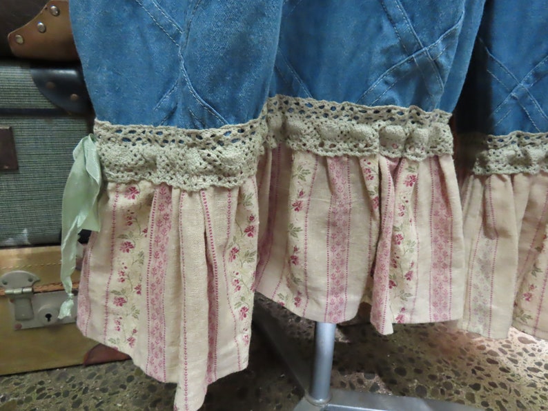 VINTAGE KITTY BLOOMERS.. funky patchwork, lichtgewicht denim.. , bloemen en gestreepte manchetten.. ooak shabby chic, 2xl plus size afbeelding 4