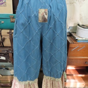 VINTAGE KITTY BLOOMERS.. funky patchwork, lichtgewicht denim.. , bloemen en gestreepte manchetten.. ooak shabby chic, 2xl plus size afbeelding 6