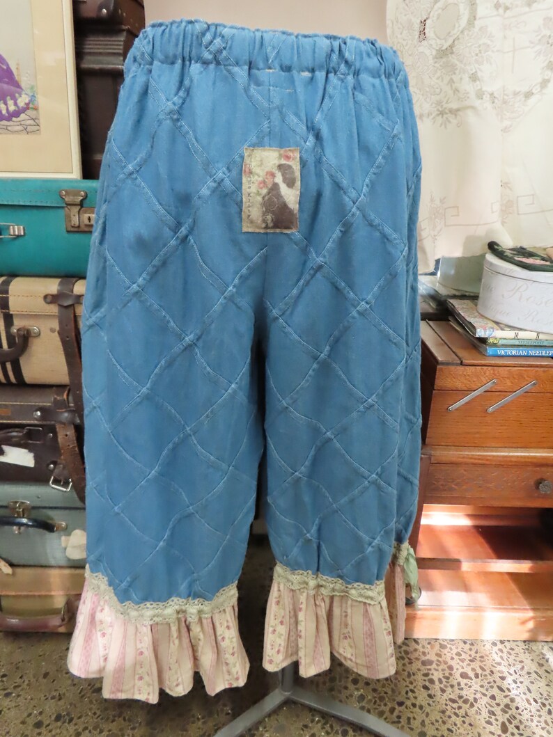 VINTAGE KITTY BLOOMERS.. funky patchwork, lichtgewicht denim.. , bloemen en gestreepte manchetten.. ooak shabby chic, 2xl plus size afbeelding 6