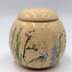 Ceramic Cat Urn for Ashes – Handcrafted Botanical Memorial Jar, Customizable Name & Dates, Small to Large Cat Sizes, Pet Loss Keepsake