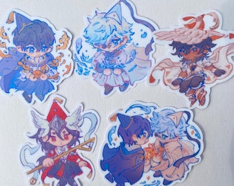 Peut inclure: Un ensemble de cinq autocollants découpés représentant des personnages de style anime avec des chapeaux pointus, des capes et des vêtements fluides. Les motifs intègrent des éléments comme de l'eau tourbillonnante, du feu et des bâtons.