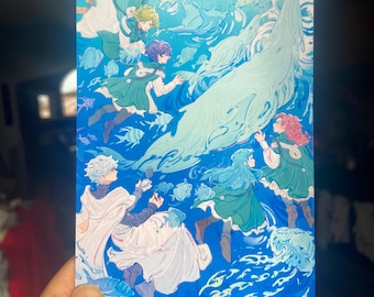 Peut inclure: Une impression d'art rectangulaire représentant une scène sous-marine vibrante avec cinq personnages en capes vertes et vêtements blancs nageant aux côtés d'une grande baleine, divers poissons et des courants d'eau bleus tourbillonnants.