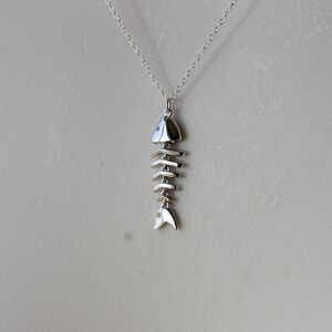 Collar con esqueleto de pez móvil: dije chapado en plata u oro. imagen 3