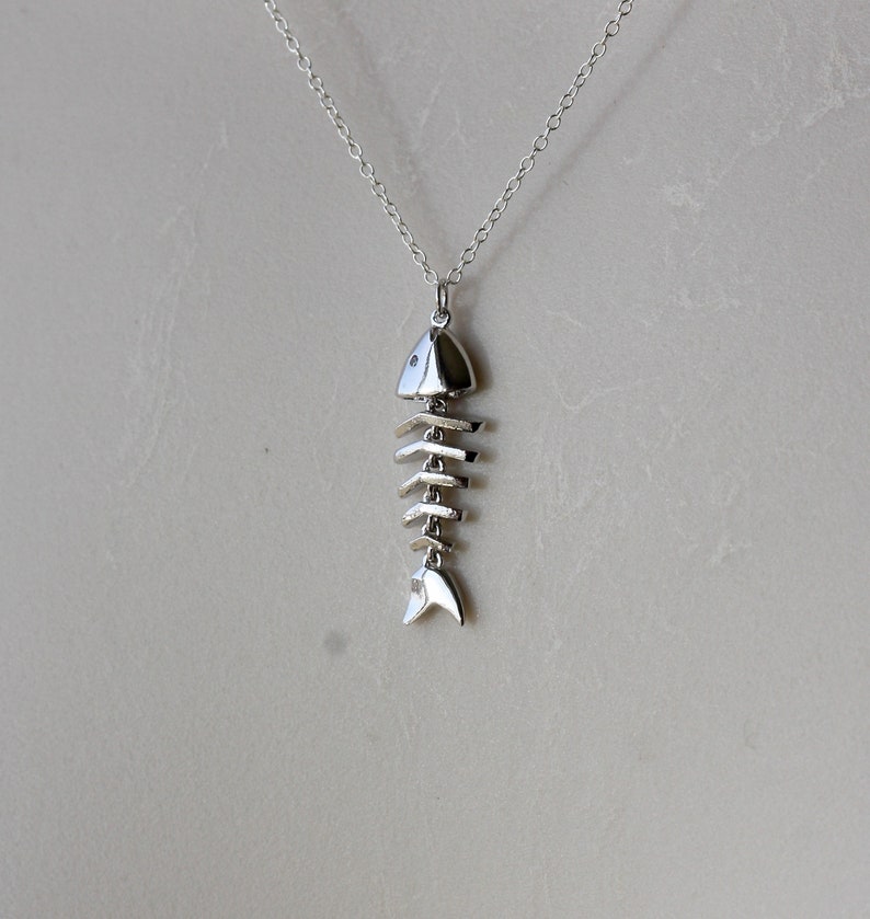 Collar con esqueleto de pez móvil: dije chapado en plata u oro. imagen 3