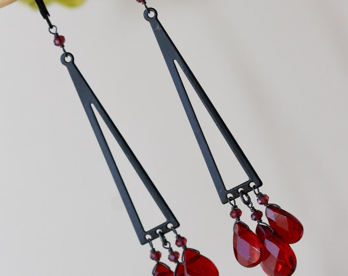 Schwarze Dreiecke Ohrringe, Roter Granat, zeitgenössischer Schmuck, extra lange Ohrringe, modern, Geschenk für Tochter, für Frau, für Freundin, Bijoux