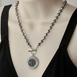 Collar con medallón de perla gris: medallón de estilo vintage, inspirado en Downton Abbey