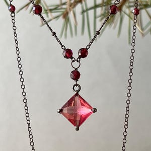 Collar con colgante de cristal rojo rubí: granate, plata oxidada, joyería gótica. Lea la descripción.