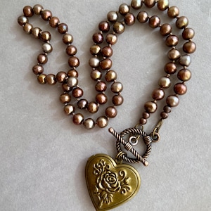 Collar con medallón de corazón victoriano: perlas de bronce, latón antiguo