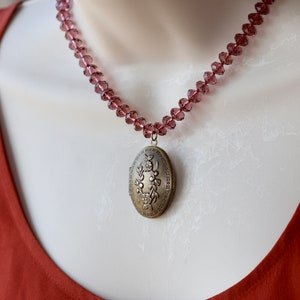 Collar con medallón de latón victoriano: cuentas de cristal de uva, recuerdo fotográfico