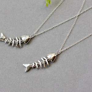 Collar con esqueleto de pez móvil: dije chapado en plata u oro. imagen 6