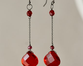 Druppeloorbellen van rood granaatglas: geoxideerde sterlingzilveren ketting