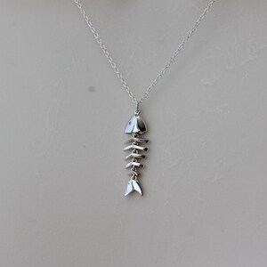 Collar con esqueleto de pez móvil: dije chapado en plata u oro. imagen 8