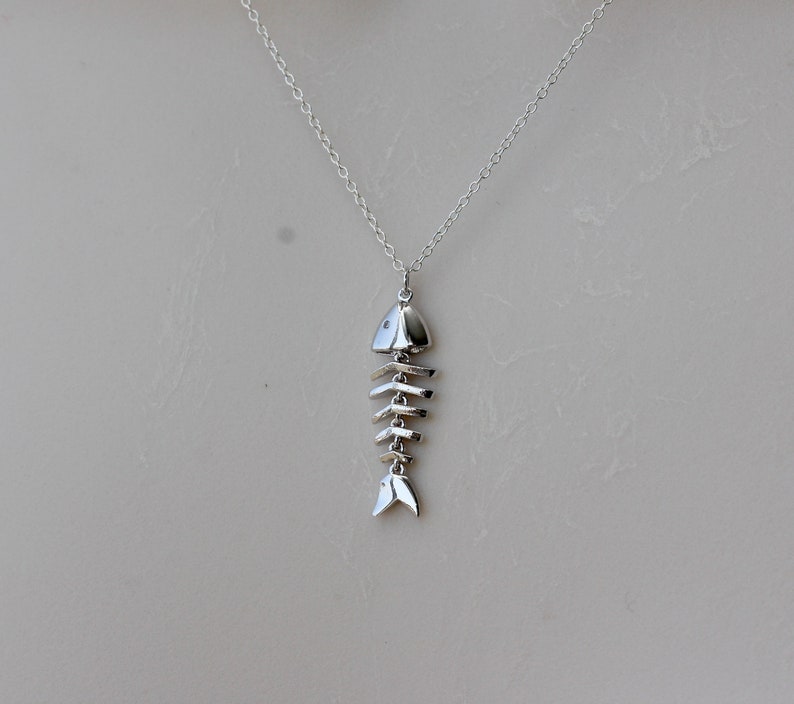Collar con esqueleto de pez móvil: dije chapado en plata u oro. imagen 8