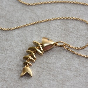Collar con esqueleto de pez móvil: dije chapado en plata u oro. imagen 9
