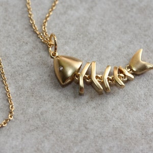 Collar con esqueleto de pez móvil: dije chapado en plata u oro. imagen 4