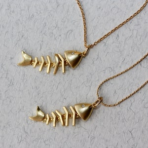 Collar con esqueleto de pez móvil: dije chapado en plata u oro. imagen 2