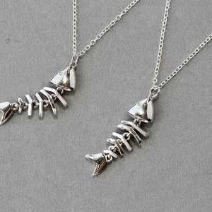 Collar con esqueleto de pez móvil: dije chapado en plata u oro. imagen 5