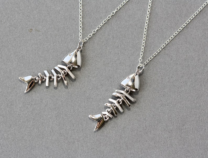 Collar con esqueleto de pez móvil: dije chapado en plata u oro. imagen 5