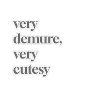 Könnte beinhalten: Ein Aufkleber mit dem Text "very demure, very cutesy" in grauer Schrift auf weißem Hintergrund.
