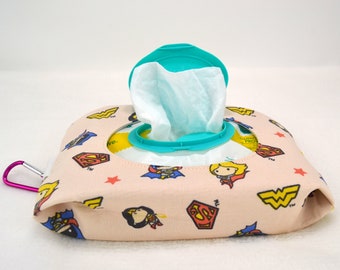 Pinker Superhelden-Babyfeuchttücherhalter für weiche Tücherpakete – nachfüllbare Reißverschlusstasche – Wickeltaschen-Zubehör – Feuchttüchertasche