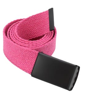 Op de afbeelding: Een roze canvas riem met een zwarte metalen gesp. De riem is opgerold en de gesp zit aan het einde.