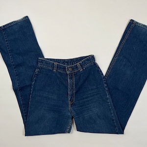 以下が含まれることがあります： ハイウエストでストレートレッグのダークブルーのデニムジーンズです。