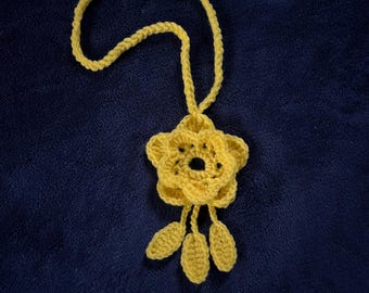 かぎ針編みの花のネックレス