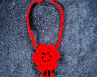かぎ針編みの花のペンダントネックレス