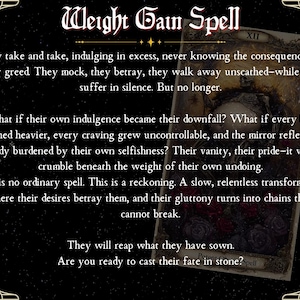 Puede incluir: Una carta de tarot titulada "Weight Gain Spell" con texto elaborado e im&aacute;genes oscuras. La tarjeta presenta bordes decorativos y un fondo estrellado. El texto describe las consecuencias del hechizo. La tarjeta tiene una est&eacute;tica vintage.