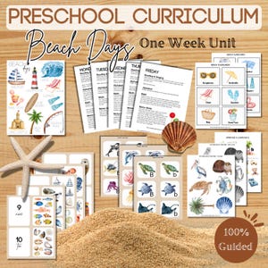 Pode incluir: Um currículo pré-escolar para uma unidade de uma semana sobre dias de praia. O currículo inclui atividades de leitura, matemática, alfabeto, habilidades motoras e muito mais. A imagem também inclui flashcards com imagens de temática praiana e um conjunto de cartas de correspondência com imagens de criaturas marinhas.