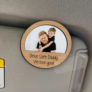 お父さんへのパーソナライズされた車用バイザークリップ、お子様からのカスタム写真入りドライブセーフギフト、父の日の車用アクセサリー、We Love You Daddyの写真入り車用ホルダー
