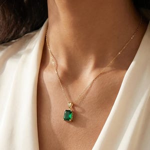 Collier pierre de naissance émeraude : pendentif rectangle en plaqué or - délicat et personnalisable