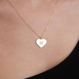 Colar de letra de disco de coração de ouro 14K, pingente de coração personalizado, joias de letra de disco personalizadas, colar feito à mão, presente de Natal para mulheres