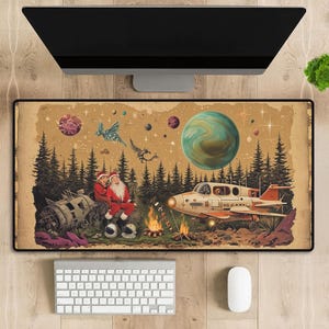 Pode incluir: Uma ilustração de estilo vintage de duas figuras com trajes de Papai Noel sentadas junto a uma fogueira com uma nave espacial futurista ao fundo. A cena se passa em uma floresta com um céu estrelado e planetas.
