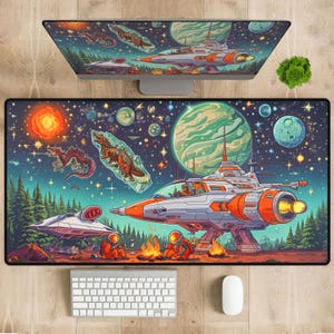 Pode incluir: Um tapete de mesa retangular grande com uma ilustração vibrante e colorida com tema espacial. O design inclui naves espaciais, planetas, astronautas e uma cena de fogueira. Um monitor de computador, teclado e mouse são visíveis.