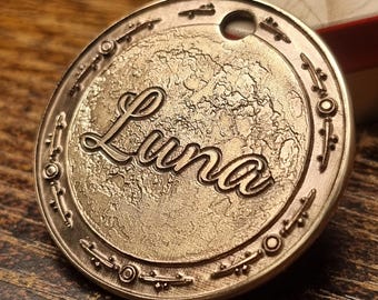 Placa de identificación personalizada de latón macizo pulido para mascotas (gatos y perros) - Diseño Luna Gold Space Moon grabado en profundidad - Etiqueta de collar personalizada