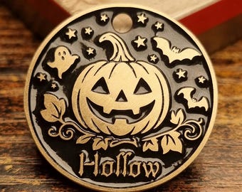 Medaglietta identificativa per animali domestici con zucca spettrale di Halloween, fantasmi, pipistrelli e stelle, personalizzata, in ottone massiccio con incisione profonda, per gatti e cani