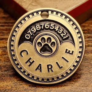 Etiqueta de identificação personalizada de latão polido sólido e espesso para cães e gatos - Design de número de pata com nome simples gravado em profundidade - Etiqueta de identificação de cachorro com coleira personalizada