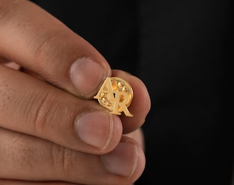 Spilla da bavero con iniziale personalizzata: spilla con monogramma per uomo