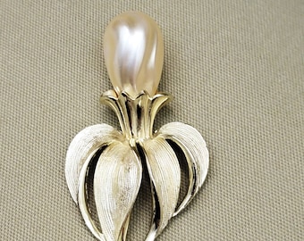 1962 Fantasy Flower Brooch Sarah Coventry Gold Baroque Pearl