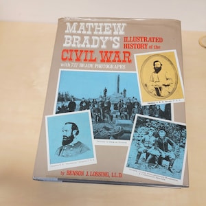 Puede incluir: Una portada de libro con el título "Mathew Brady's Illustrated History of the Civil War" con 737 fotografías de Brady. La portada presenta varias fotografías en blanco y negro de soldados de la Guerra Civil y un barco.