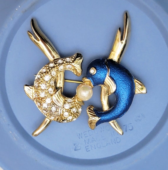 Stunning Brooch Pin Pisces Zodiac Sign Dolphins Fish Pearl