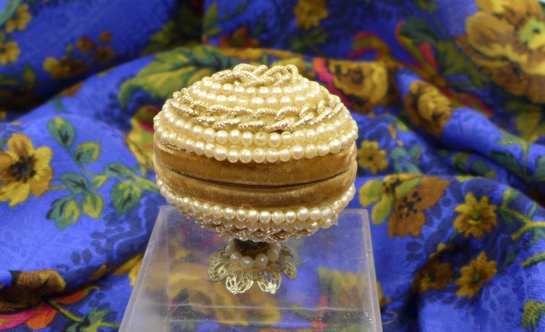 Footed Real Eggshell Ring Box Casket Faux Pearls Gold Chain image 1