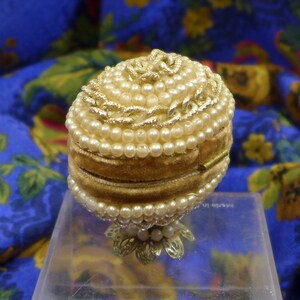 Footed Real Eggshell Ring Box Casket Faux Pearls Gold Chain image 2