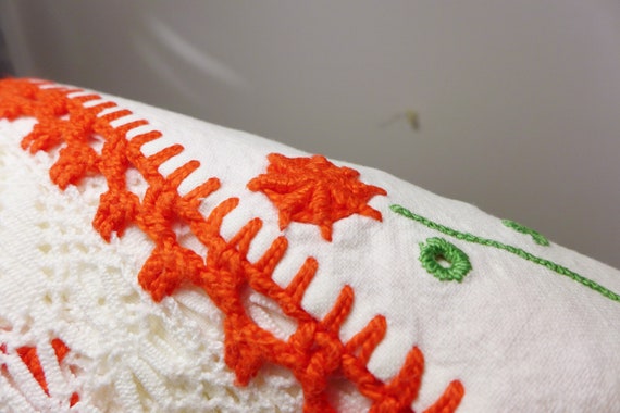 赤い花柄テーブルクロスとナプキン6枚付き（写真では5枚ですが6枚です） 赤い花柄テーブルクロスとナプキン6枚付き（写真では5枚ですが