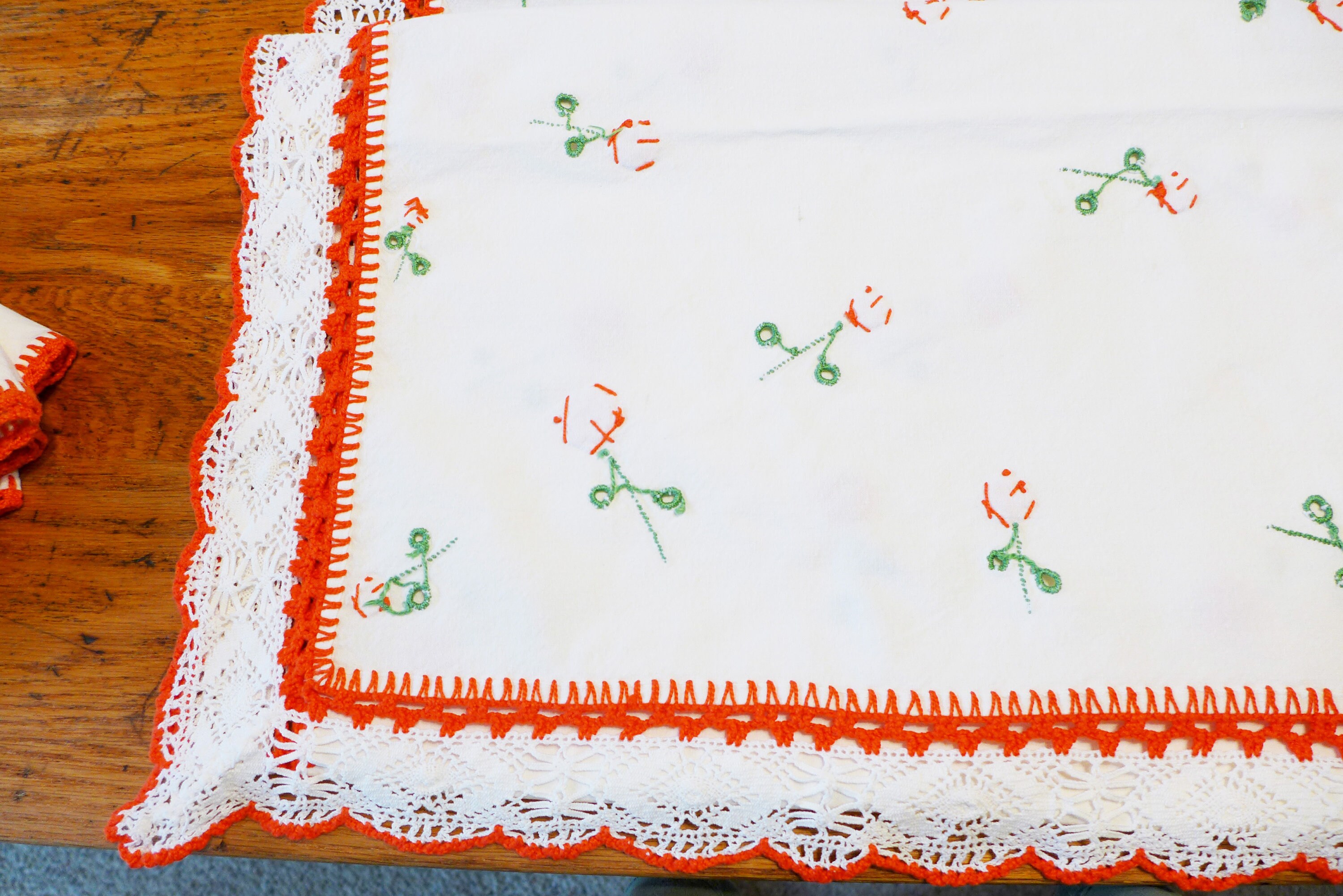 手刺繍テーブルクロス＆ナプキン：赤い花柄レース、9点セット - Etsy 日本