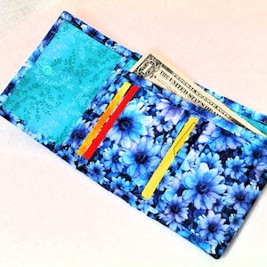 Portefeuille en tissu pour femmes Snap Close Lavable Turquoise Floral Billfold Cadeaux pour femmes et filles Porte-carte de crédit Livraison gratuite rapide aux États-Unis image 4